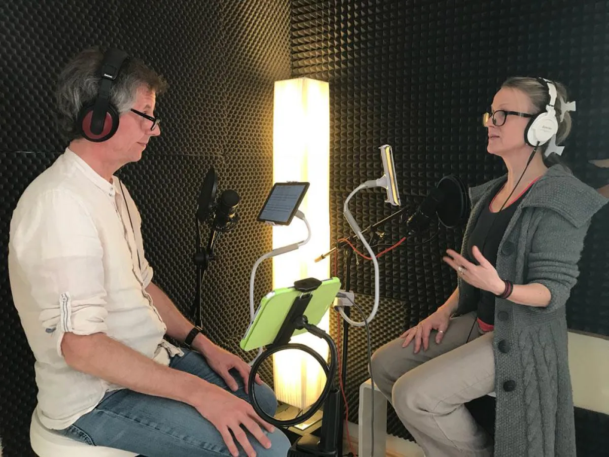Anders und Wunderlich in der Sprechkabine
