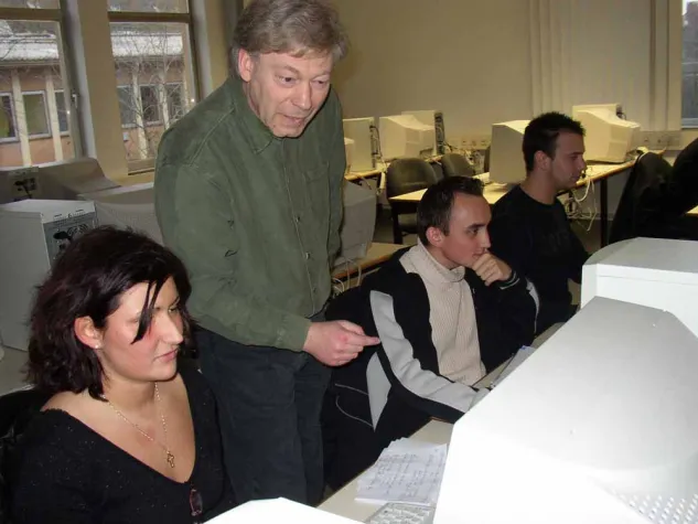 Schulische Berufsausbildung zum Assistenten in Informatik, Biologie oder Elektrotechnik Bild: Schulische Berufsausbildung zum Assistenten in Informatik, Biologie oder Elektrotechnik