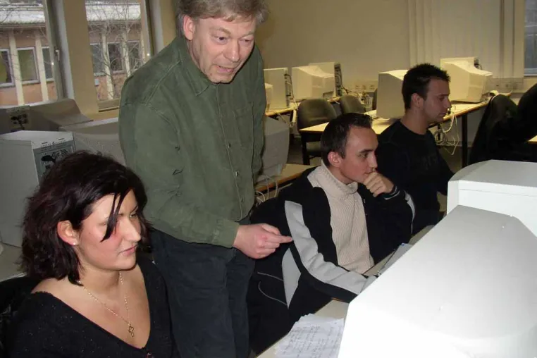 Bild: Schulische Berufsausbildung zum Assistenten in Informatik, Biologie oder Elektrotechnik