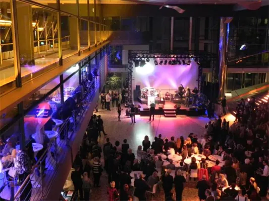 Bild: Awards & Live-Musik, dort wo einst Bundeskanzler wandelten