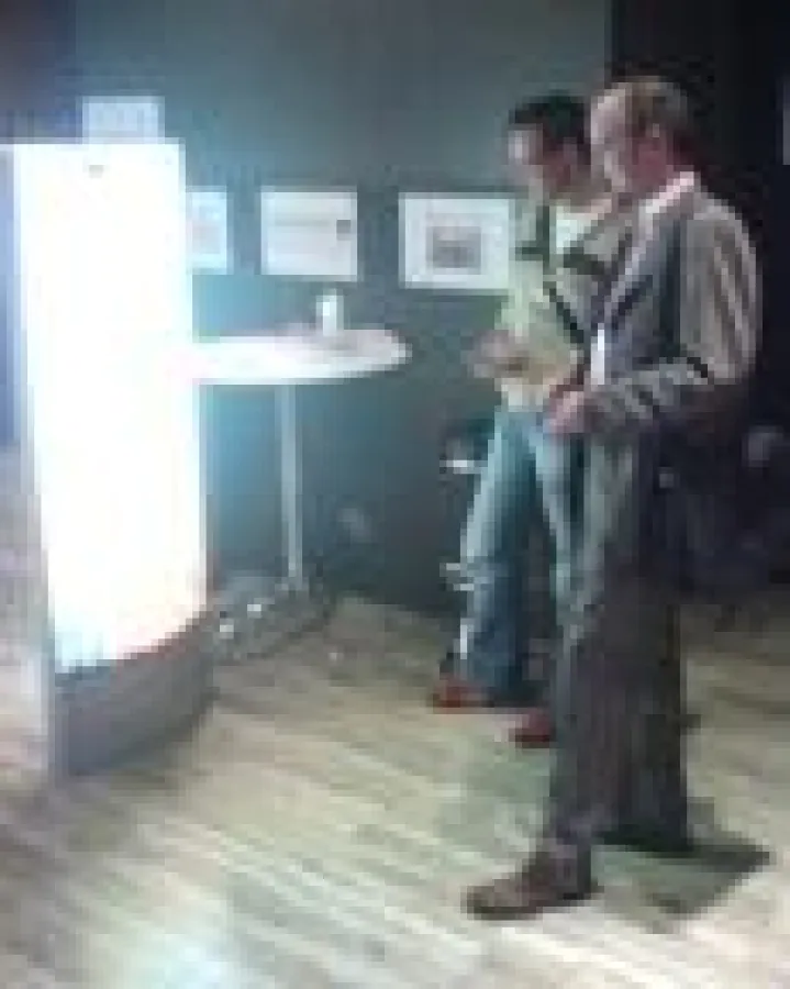 Informieren sich einfach und kostenlos: Nutzer an einer Hiwave Bluetooth®-Säule