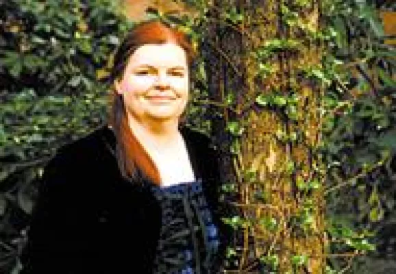 Bild: "Mit grüner Feder" liest die Schamanin des Wortes Stephanie Jans Magisches aus Blätterrunen