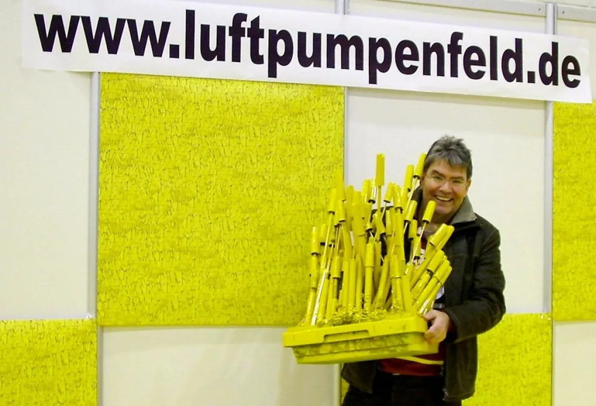 Rudolf Kley mit dem volljährig gewordenen, 21 Jahre alten, ersten Luftpumpenfeldversuch. Die Verbindung zur Pharmazie ist klar. Die Luftpumpen stehen in der Wanne eines pharmazeutischen Großhändlers