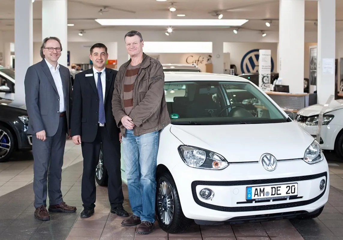 Dieter Eckert (r.) und sein zuverlässiger VW up!