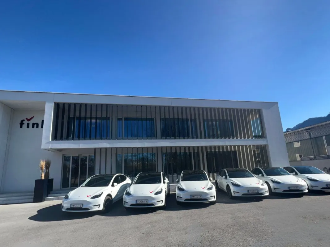 Fink Zeitsysteme mit der neuen Firmenflotte (Tesla) (© Fink Zeitsysteme)