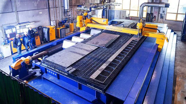 Bild: Eine CNC-Maschine zur 3D-Bearbeitung mit Plasma und Autogen bei Blechen, Rohren und Profilen