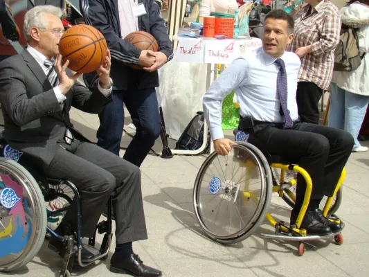 Blickwechsel beim Einkaufen - Europäischer Protesttag zur Gleichstellung von Menschen mit Behinderung - 5. Mai Bild: Blickwechsel beim Einkaufen - Europäischer Protesttag zur Gleichstellung von Menschen mit Behinderung - 5. Mai