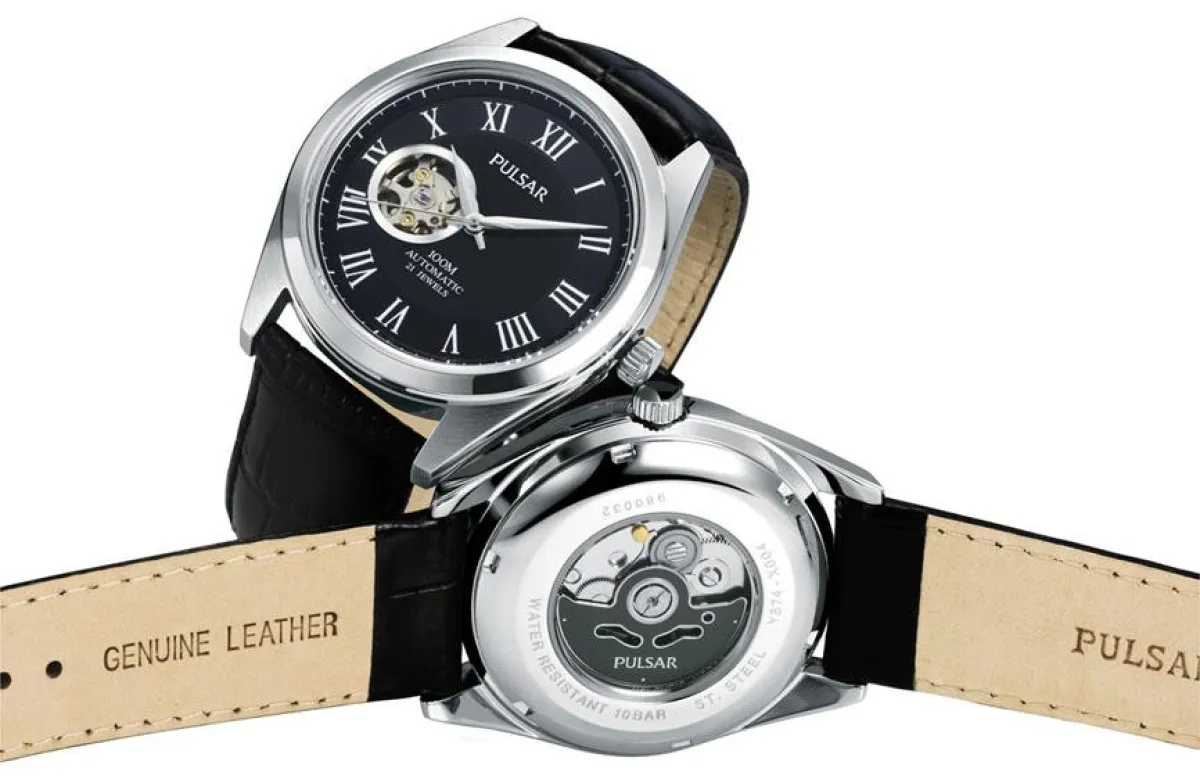 Das Automatikkaliber Y674 mit 21 Steinen ist durch das Zifferblattfenster und den durchsichtigen Gehäuseboden sichtbar.