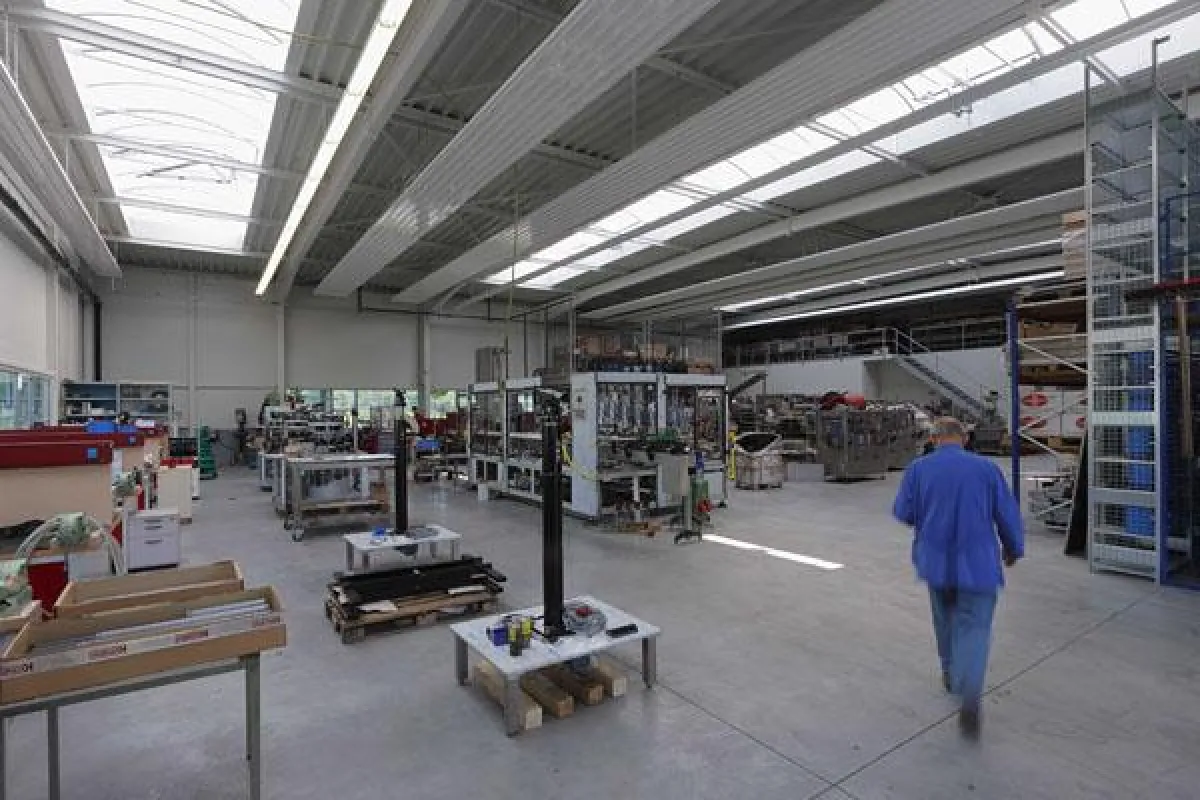 Auch an heißen Sommertagen musste die Kühlung in der Halle der Kematec Kellereitechnik bislang nicht zugeschaltet werden. Die Querlüftung durch die Hallentore und die Dachfenster reichten für ein ange