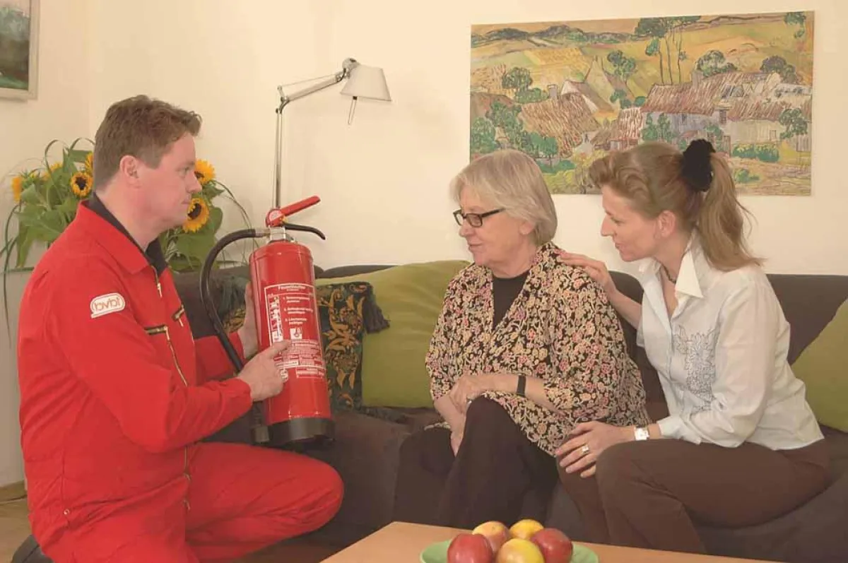 Wer sich zu gegebener Zeit mit einem Feuerlöscher vertraut macht, kann sich im Falle eines Brandes selbst besser schützen. Brandsc