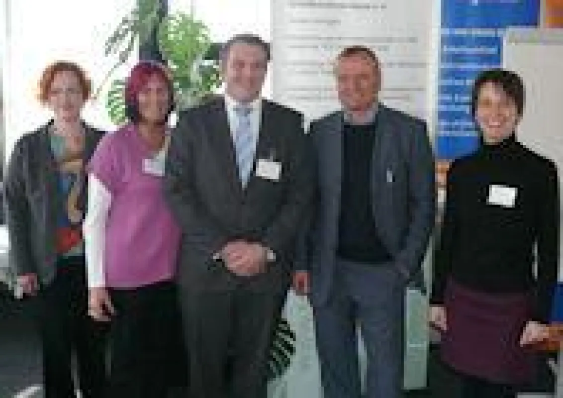 Von links nach rechts: Nancy Simmang(VHS-HU), Marie-Josee(VHS-HU), Marc Ansmann(XBo), Prof. Spitzer (Uni.Ulm), Elke Hohmann (Leiterin VHS-Hanau) während des Workshops „Lernen Kinder heute anders?“. Bi