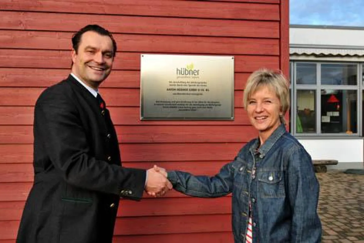 von links: G. Dohme GF Firma Hübner und Kindergartenleiterin Monika Wagner. Fotograf: hc Pauly  ANTON HÜBNER