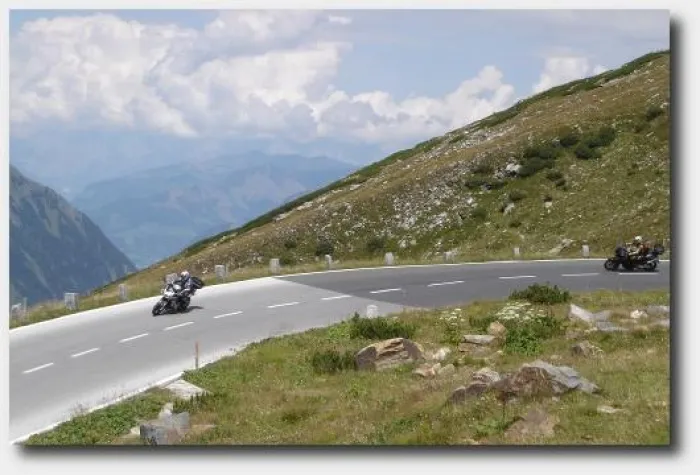 Bild: Kurvenreicher Sommerurlaub in den Alpen