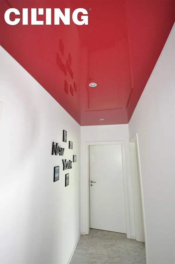 Rot glänzende CILING Lackspanndecke in einem Flur