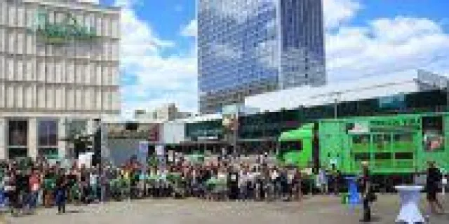 Bild: Mehr als 300 Menschen bei großer Auftaktveranstaltung zum Tour-Start von "TRUCK YOU"