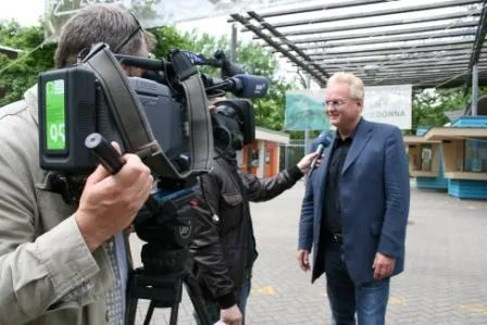 Bild: Delfinschutz - CDU-Bürgermeisterin handlungsunfähig/Kommunalpolitiker sitzen mit ihren Hintern auf ihren Händen