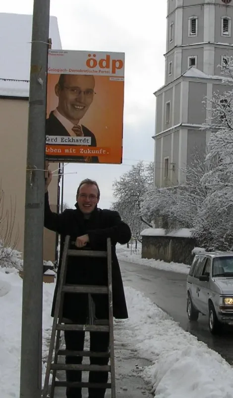 100 % Einsatz für die ödp: Gerd Eckhardt beim Plaktieren für die Landtagswahl im Winter 2005.
