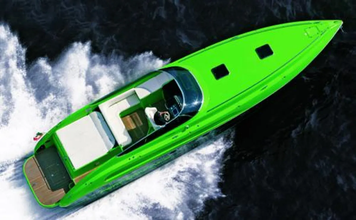 PERFORMANCE 1407 Flash Lime (die farbliche Darstellung des Bootes auf dem Foto ist nicht zu hundert Prozent realitätsgetreu)