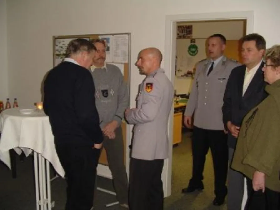 Leutnant Bruhn im Gespräch mit Vertretern der Wirtschaft