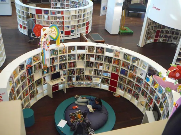 Bücher statt Screens - Zur "Verborgenen Bibliothek" von Alberto Manguel Bild: Bücher statt Screens - Zur "Verborgenen Bibliothek" von Alberto Manguel