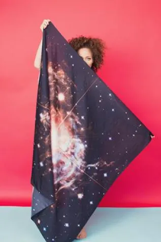 Bild: Cosmic Couture: Seidentücher aus NASA Satelliten Fotos