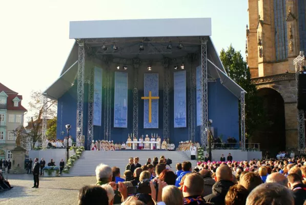 Bild: Papstbesuch in Deutschland – MEGAFORCE realisierte drei von vier Bühnen