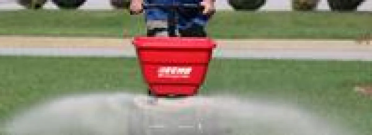 Schleuderstreuer im Einsatz