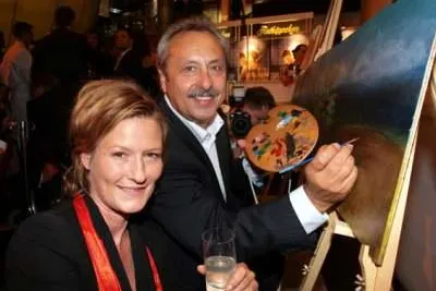 Suzanne von Borsody malt mit Deutschen Schauspielstars ein Gemälde für die ärmsten Kinder in Namibia Bild: Suzanne von Borsody malt mit Deutschen Schauspielstars ein Gemälde für die ärmsten Kinder in Namibia