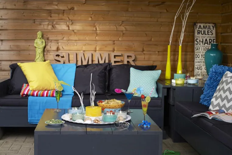 Den Sommer genießen mit dem Trendsortiment „Summer Lounge“: Outdoor-Kerzen erleuchten warme Sommernächte Bild: Den Sommer genießen mit dem Trendsortiment „Summer Lounge“: Outdoor-Kerzen erleuchten warme Sommernächte