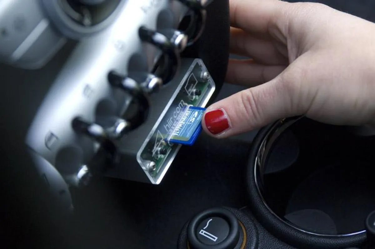 Hiir lässt sich ohne Weiteres in fast jedes gängige Automobil mit Zentralverriegelung installieren und, beispielsweise bei der Rückgabe eines Leasingfahrzeugs, ebenso einfach wieder entfernen.