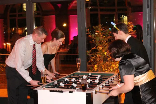 WHITE KICKER in Hamburg bietet Design-Kickertische zum Mieten für Hochzeitsfeiern Bild: WHITE KICKER in Hamburg bietet Design-Kickertische zum Mieten für Hochzeitsfeiern