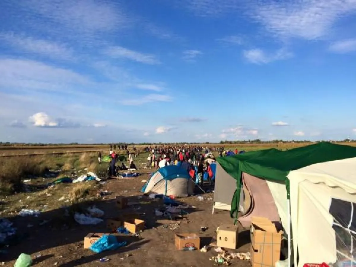 Einige Zelte sind bereits vor Ort, doch die Flüchtlingsströme reißen nicht ab