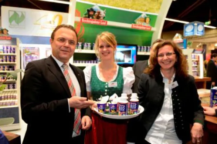 Bild: Biofach 2014: Landwirtschaftsminister Friedrich am Messestand der Molkerei Berchtesgader Land