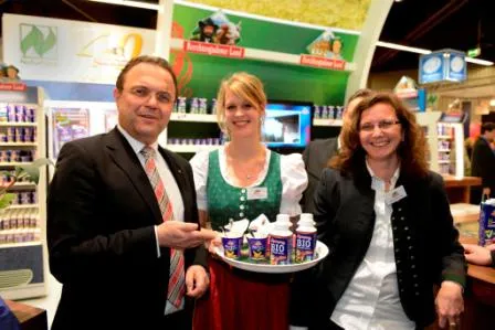 Biofach 2014: Landwirtschaftsminister Friedrich am Messestand der Molkerei Berchtesgader Land Bild: Biofach 2014: Landwirtschaftsminister Friedrich am Messestand der Molkerei Berchtesgader Land