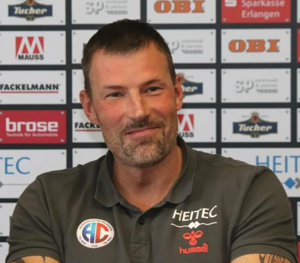 (Foto: hl-studios, Erlangen): HC Erlangen-Trainer Robert Andersson ist „Trainer der Saison“