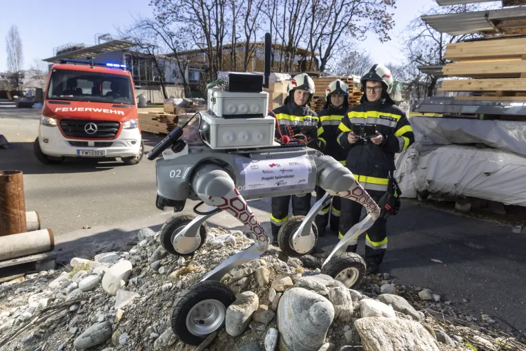 Spürroboter auf vier Beinen für sichere Feuerwehreinsätze Bild: Spürroboter auf vier Beinen für sichere Feuerwehreinsätze