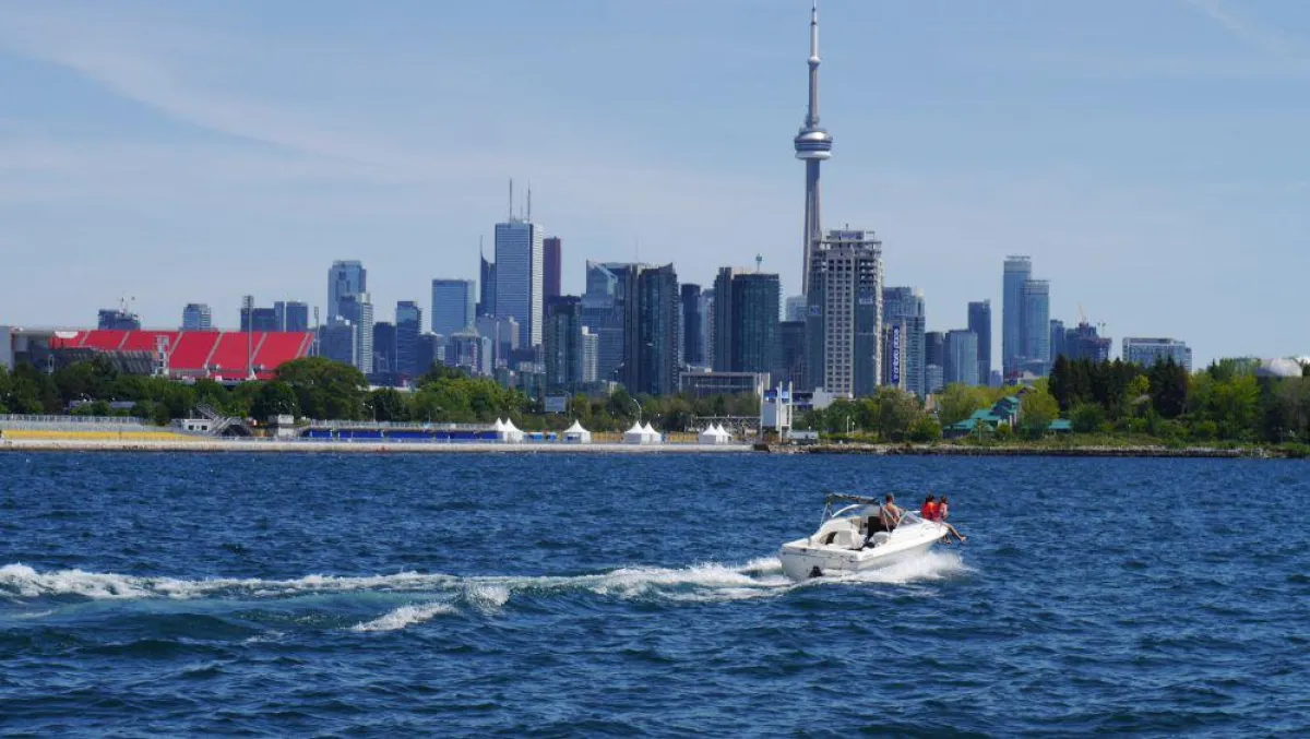 die Skyline von Toronto vom Wasser aus gesehen