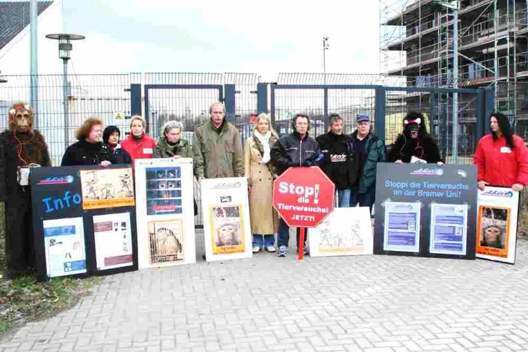 Tierrechtsbund-Aktiv will mit prominenter Unterstützung unnötige Affenversuche an Bremer Uni Stoppen Bild: Tierrechtsbund-Aktiv will mit prominenter Unterstützung unnötige Affenversuche an Bremer Uni Stoppen
