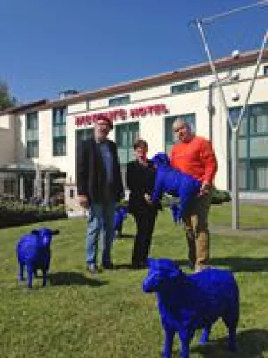 Bild: Blaue Schafe fühlen sich heimisch im Mercure Tagungs- & Landhotel Krefeld