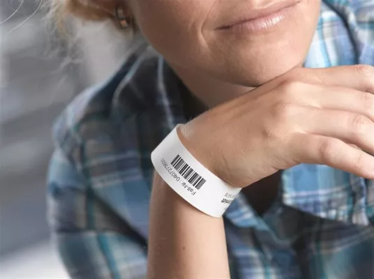 Bild: Patientenarmbänder erhöhen Patientensicherheit im DRK Krankenhaus Alzey