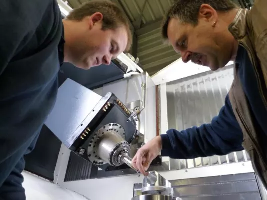 Bild: Bundesweit ausgezeichnete Talentschmiede: Ausbildungszentrum Varel ist „Ort der Ideen“ 2011