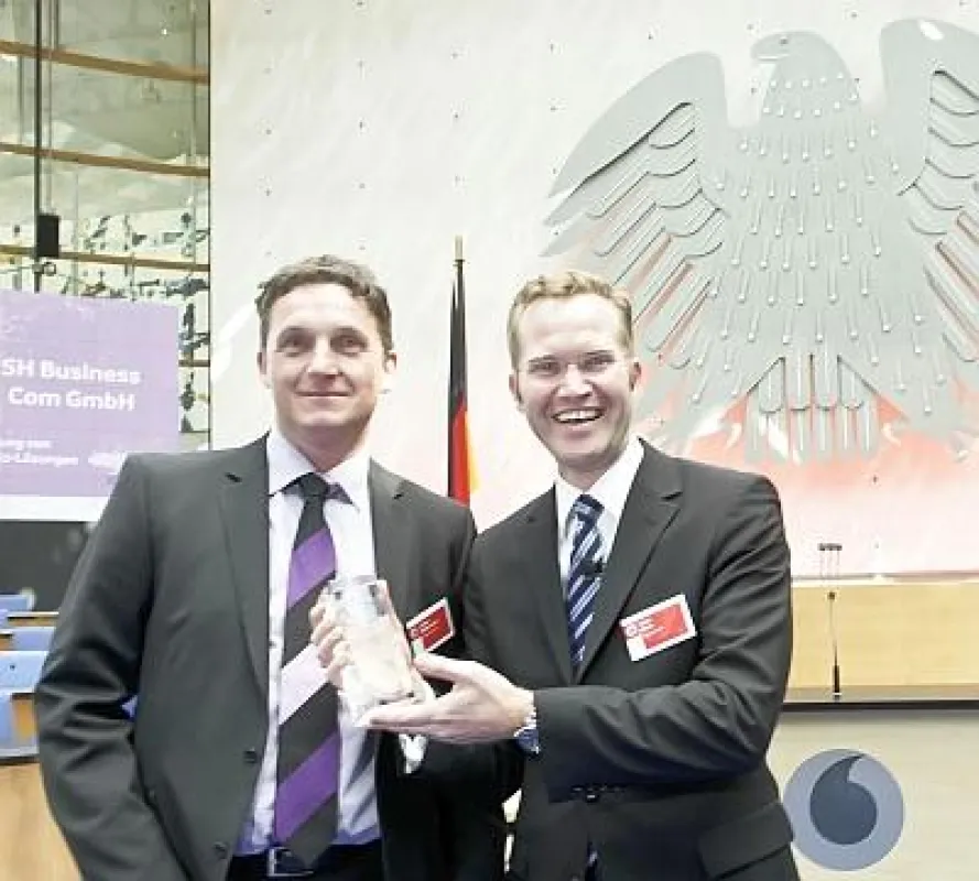 SH-Vertriebsleiter Lothar Mittermaier (links) freut sich über die Preisverleihung durch Mark Klein, Direktor Vertrieb Mittelstand