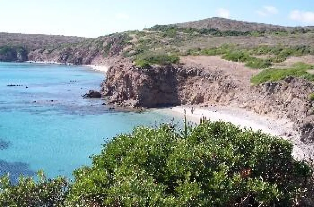 Einsame Bucht mit feinem, weißem Sandstrand im Südwesten Sardiniens.