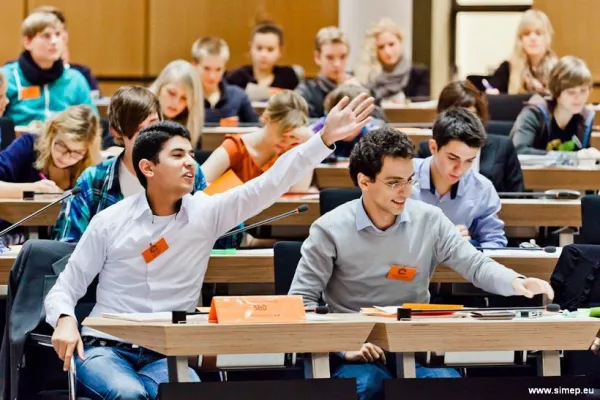 Bild: Schüler diskutieren im Bundestag über die Zukunft Europas