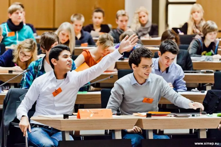 Bild: Schüler diskutieren im Bundestag über die Zukunft Europas