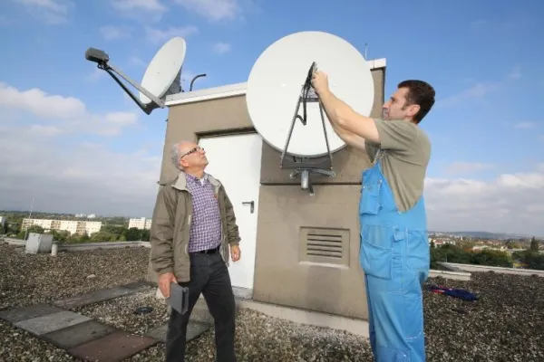 Bild: Für die Mieter der Wohnbau Mühlheim beginnt ein neues Fernsehzeitalter