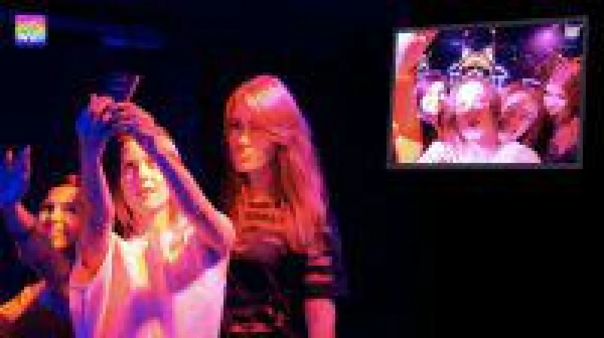 Selfie Wall, Handyfotos auf den Party-Beamer senden, Bild: unter Verwendung von Material von © djtrenerfotolia