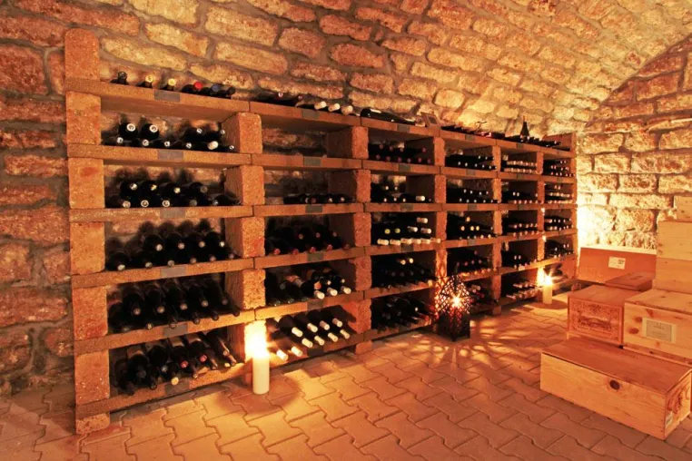 Bild: Versierte Weinliebhaber lagern Wein auf Stein