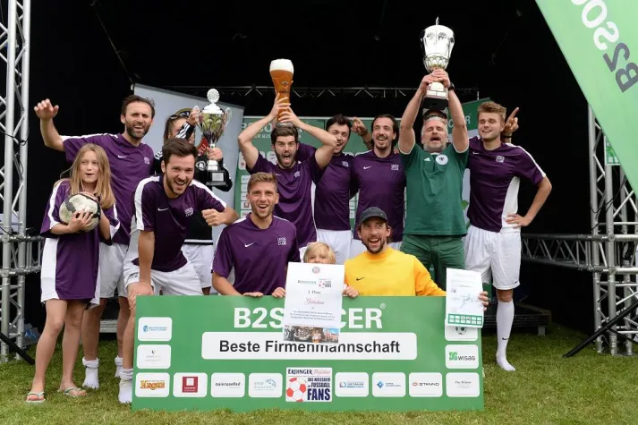 42 Firmenteams beim SOMMER B2SOCCER 2016 am Start – Leo´s Sports Club holt sich den Titel beim großen Finale Bild: 42 Firmenteams beim SOMMER B2SOCCER 2016 am Start – Leo´s Sports Club holt sich den Titel beim großen Finale