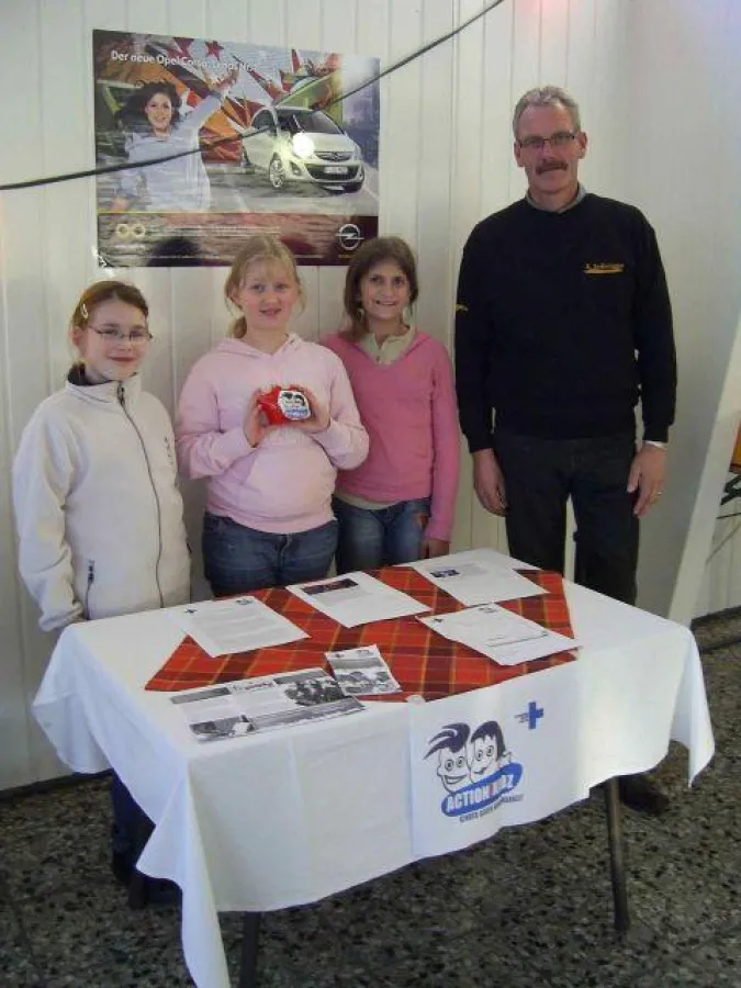 Sammelten fleißig für die Kindernothilfe: Melissa, Isabel und Celine mit Axel Erdbrügger